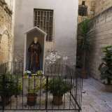 In fondo, a guardia di un rudimentale recinto con tre piante, c�� infine una grossa statua di San Pio realizzata in una nicchia